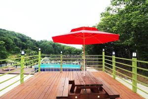Bazén v ubytování Gapyeong Forest Caravan Land nebo v jeho okolí