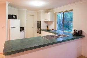 Dapur atau dapur kecil di Beach & Trees, beachfront Siesta Park +15 gambar