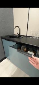 アスタナにあるСтильные апартаменты ЖК Тандауの洗面台付カウンター