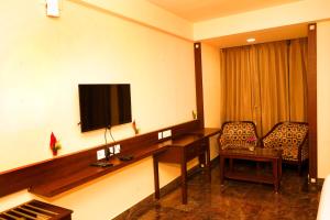 TV a/nebo společenská místnost v ubytování DNC Shevaroys Resorts & Spa