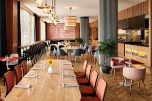 Reštaurácia alebo iné gastronomické zariadenie v ubytovaní Sheraton Poznan Hotel