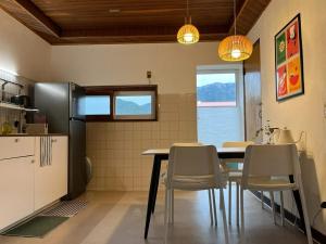 ナムヘにあるNamhae Western Houseの部屋にテーブルと椅子のあるキッチン