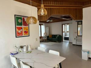 ナムヘにあるNamhae Western Houseのダイニングルーム(白いテーブル、白い椅子付)