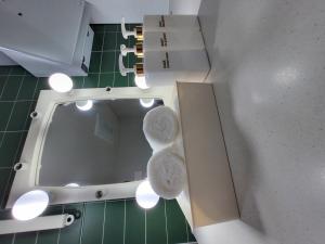 espejo en el baño con toallas en Jeju Dongmun Residence Hotel, en Jeju