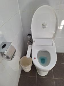 y baño con aseo y mando a distancia. en Jeju Dongmun Residence Hotel, en Jeju 12 fotos más