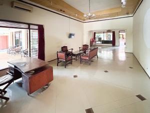 an empty room with a table and chairs and a room with a table at Makuta Guest House Prawirotaman RedPartner in Timuran