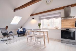 Una cocina y un comedor con mesa y sillas. en De lütte Boben, en Dollerup