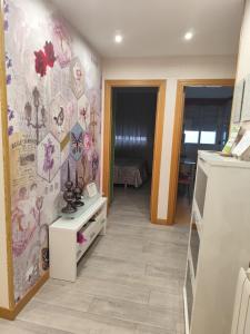 una stanza con una parete coperta di adesivi di apartamento de tres dormitorios con garaje y todos los servicios cerca a Burgos Altre 5 foto