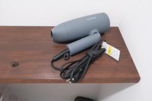Shimo-dachiyuuridōriにあるluluの木製テーブルの上に座るルーター