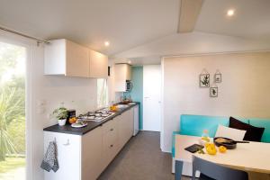 Camping Familial - Parc Aquatique - Grande Aire de Jeux à la Montagne的厨房或小厨房