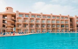 Bazén v ubytování Pyramisa Beach Resort Sahl Hasheesh nebo v jeho okolí