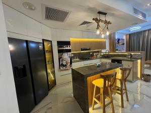 Kuchyň nebo kuchyňský kout v ubytování Luxury Smart Home- Villa Duplex