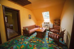 a living room with a table and two chairs at Csalóka kulcsosház in Harghita-Băi