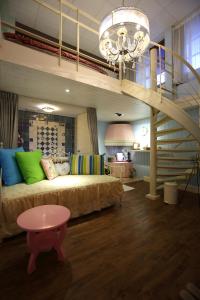 una camera con un grande letto e una scala di White Rabbit a Città di Hualien