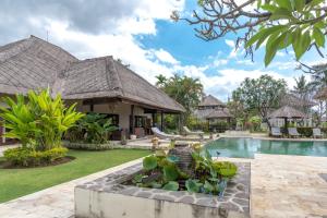 Κήπος έξω από το Villa Lotus Dencarik