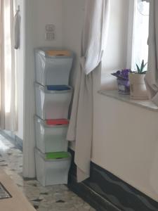 una pila de cuatro cubos de basura en una habitación en B&B GANAJ La terrazza di Ganaj BARI, en Bari