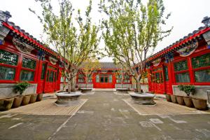 een binnenplaats van een gebouw met bomen erin bij Cours Et Pavillons in Beijing