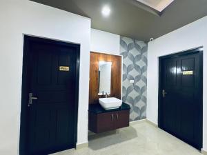 baño con 2 puertas negras y lavamanos en Venice Rosedale, en Alleppey 53 fotos más