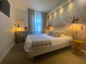 Postel nebo postele na pokoji v ubytování Logis Hôtel Le Glacier + 37 fotografií
