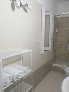 Un baño blanco con lavabo e inodoro. en B&B GANAJ La terrazza di Ganaj BARI, en Bari 22 fotos más