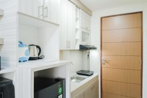 Η κουζίνα ή μικρή κουζίνα στο Comfort Stay Studio at Vida View Makassar Apartment By Travelio