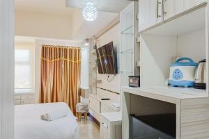 Μια τηλεόραση ή/και κέντρο ψυχαγωγίας στο Comfort Stay Studio at Vida View Makassar Apartment By Travelio