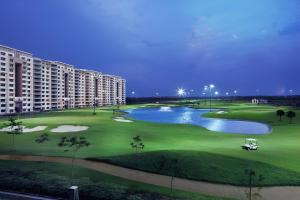 Bazén v ubytování The Leela Ambience Gurugram Hotel & Residences - The Luxury Urban Sanctuary nebo v jeho okolí