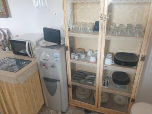 una cocina con nevera y microondas en B&B GANAJ La terrazza di Ganaj BARI, en Bari