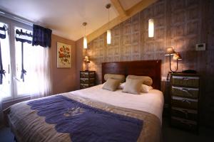 Postel nebo postele na pokoji v ubytování Logis Hôtel Le Glacier
