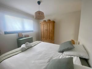 a bedroom with a large white bed and a window at Chez Sam in Oberhausbergen