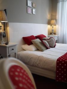 Postel nebo postele na pokoji v ubytování Logis Hôtel Le Glacier