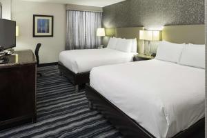 DoubleTree by Hilton Hotel Wilmington客房内的一张或多张床位