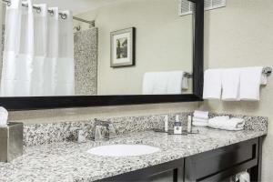 DoubleTree by Hilton Hotel Wilmington的一间浴室