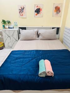 a bed with two towels sitting on top of it at Baan Busaya บ้านบุษยา in Ban Khlong Phutsa +27 photos