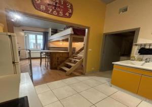 - une cuisine avec des lits superposés dans une chambre dans l'établissement Appartement au centre de Tarare, à Tarare