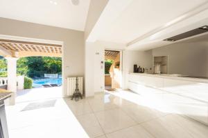 Πισίνα στο ή κοντά στο VILLA 330m2 heated pool and Jacuzzi