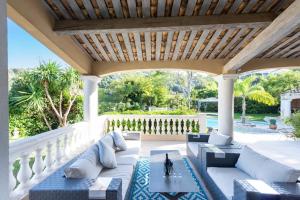 Μπαλκόνι ή βεράντα στο VILLA 330m2 heated pool and Jacuzzi