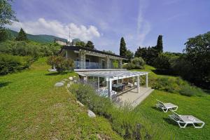una casa su una collina con giardino di Ca Bianca Zero by Garda FeWo a Toscolano Maderno