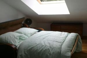 プルガヌーにあるBel appartement vue sur mer à Primel Trégastelのベッドルーム(ベッド1台、天窓付) +10枚の写真