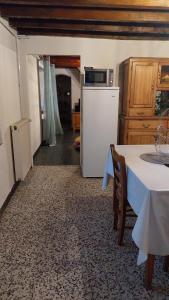 Η κουζίνα ή μικρή κουζίνα στο Vers La Grange