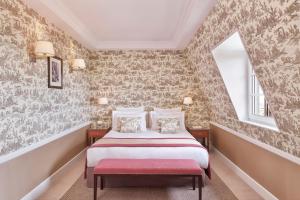 Кровать или кровати в номере Hôtel Barrière Le Normandy