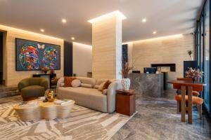 una sala de estar con un sofá y una mesa en Ando Living Taksim House, en Estambul