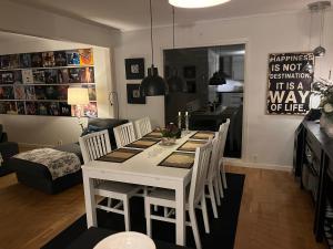 Area soggiorno di Mysigt rum i trevligt hus