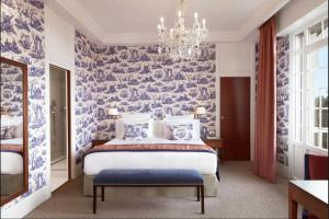 Кровать или кровати в номере Hôtel Barrière Le Normandy