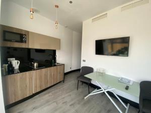 Televízia a/alebo spoločenská miestnosť v ubytovaní Stay U-nique Apartments Rosaleda