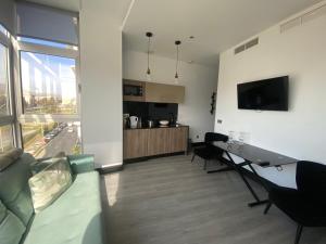 Televízia a/alebo spoločenská miestnosť v ubytovaní Stay U-nique Apartments Rosaleda