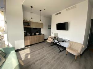 Televízia a/alebo spoločenská miestnosť v ubytovaní Stay U-nique Apartments Rosaleda