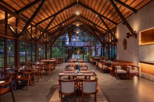 Restaurace v ubytování Sterling Lontano Waterfront Wayanad