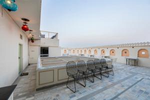 Raghunath Haveli - A Boutique Homestay的阳台或露台