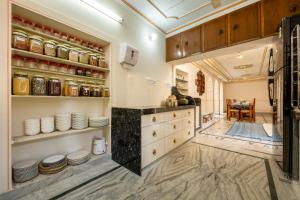 斋浦尔Raghunath Haveli - A Boutique Homestay的厨房配有木制橱柜和架子板